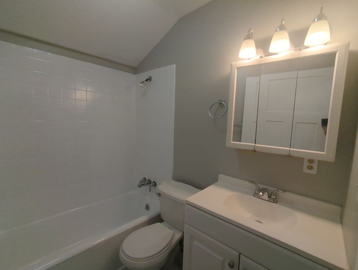 Redbank Apartment: 405 Red Oak Dr