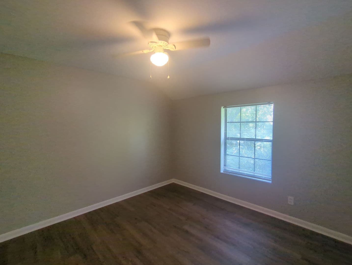 Redbank Apartment: 405 Red Oak Dr