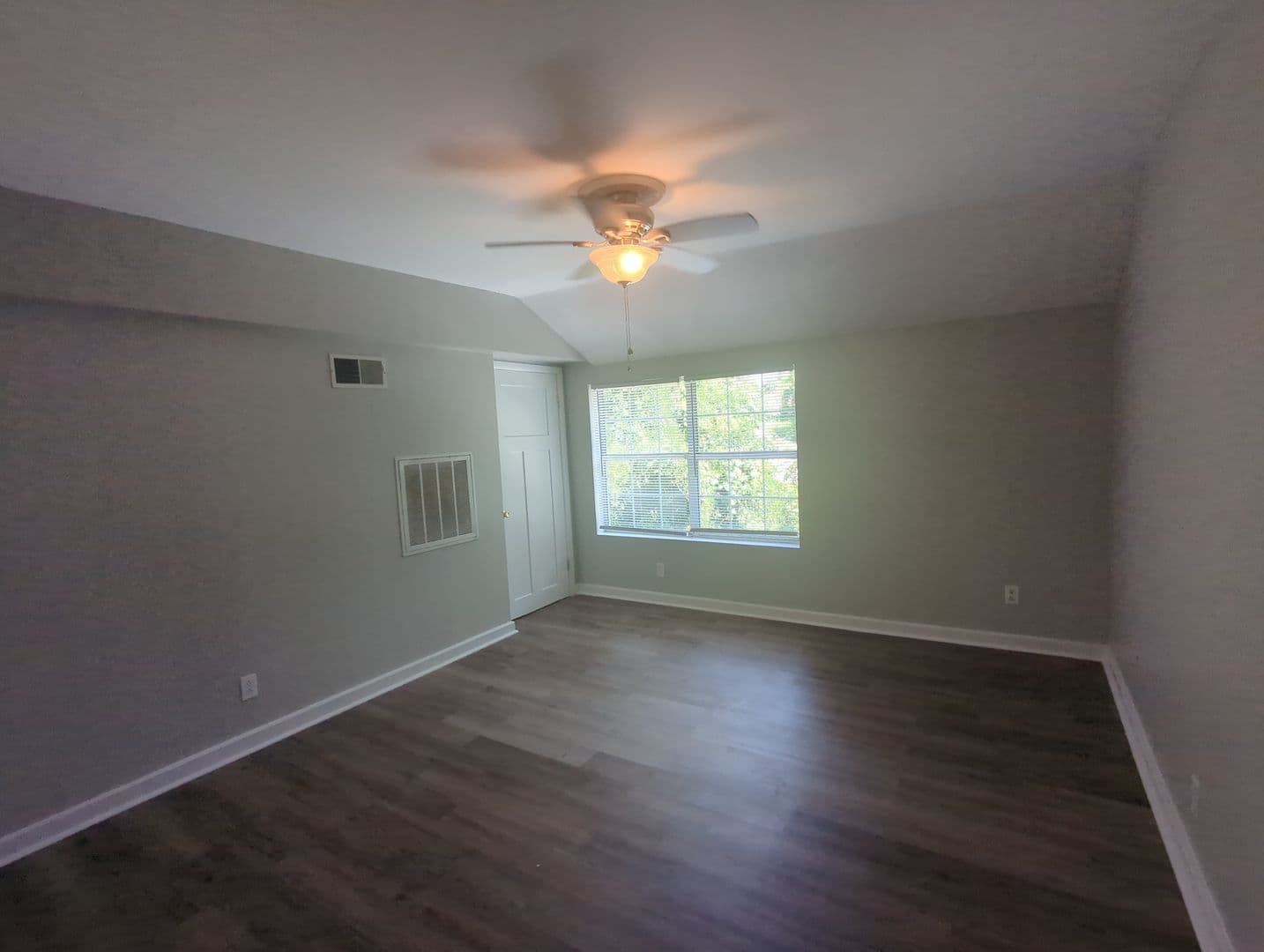 Redbank Apartment: 405 Red Oak Dr