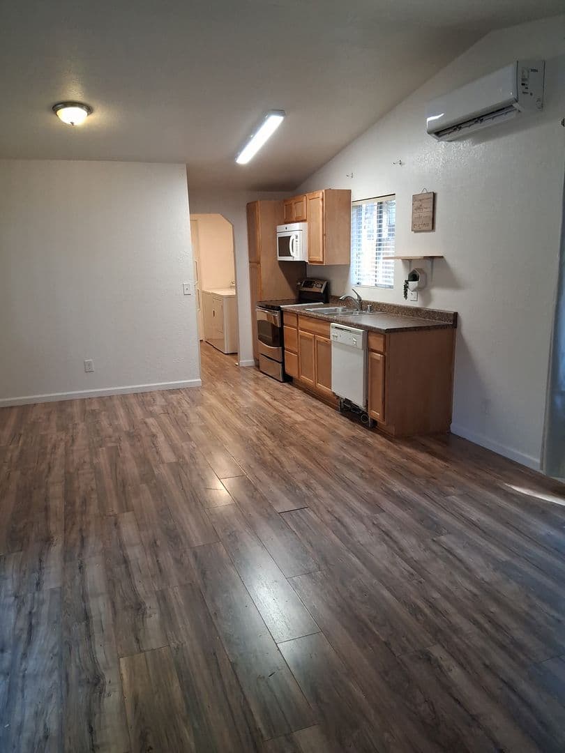 Magalia House: 14436 Carnegie Rd