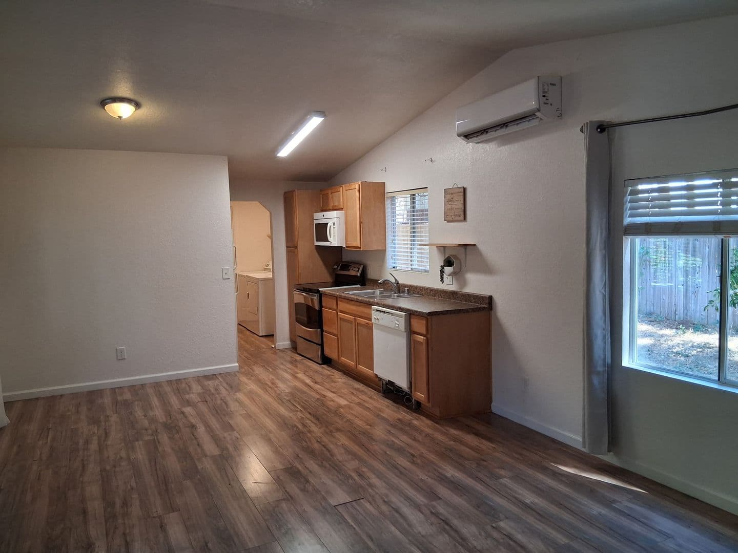 Magalia House: 14436 Carnegie Rd