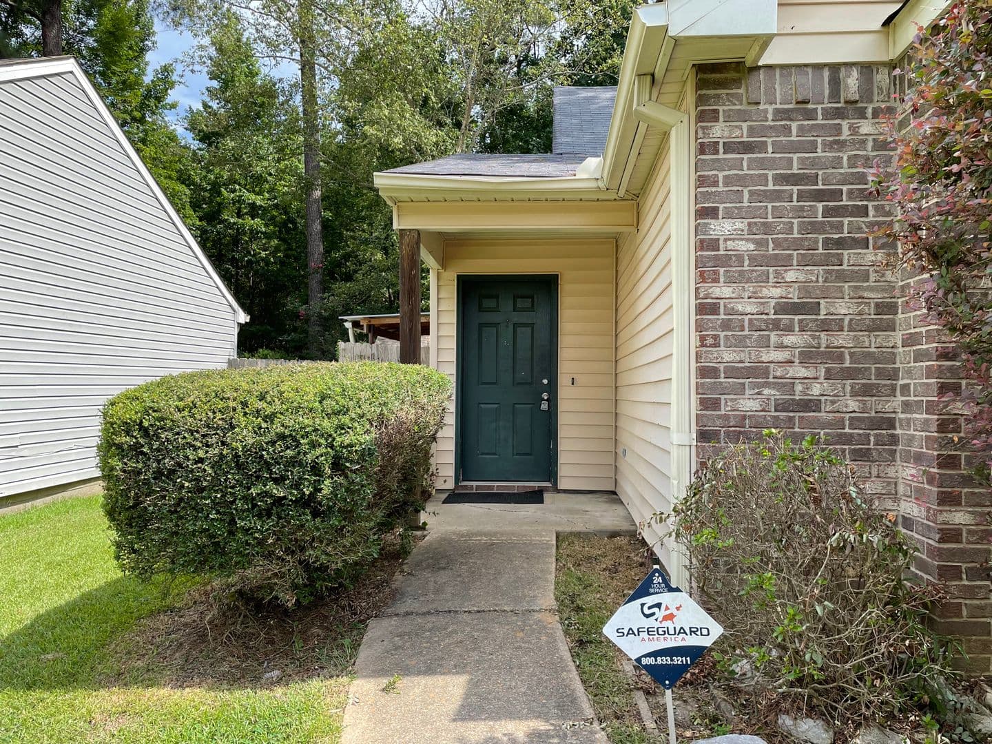 Brandon House: 2007 Red Oak Dr