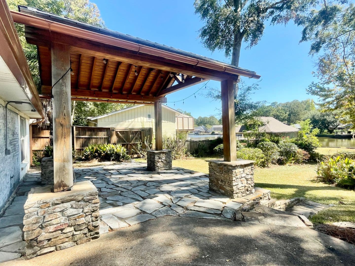 Brandon House: 208 Bay Park Dr