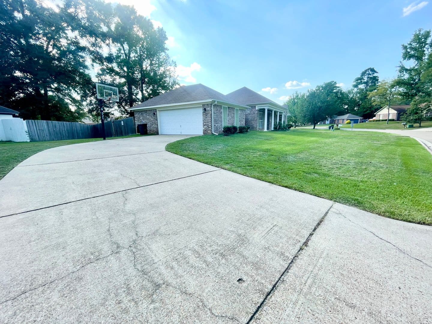 Flowood House: 311 Longleaf Dr
