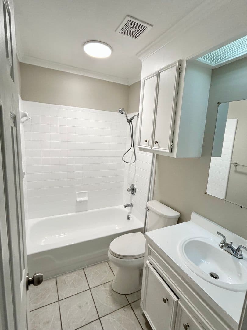 Madison House: 320 Trace Harbor Rd
