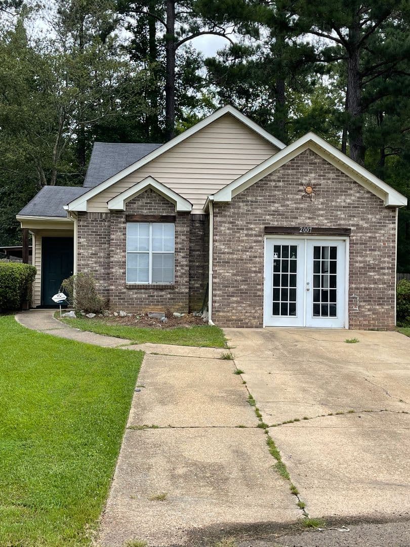 Brandon House: 2007 Red Oak Dr