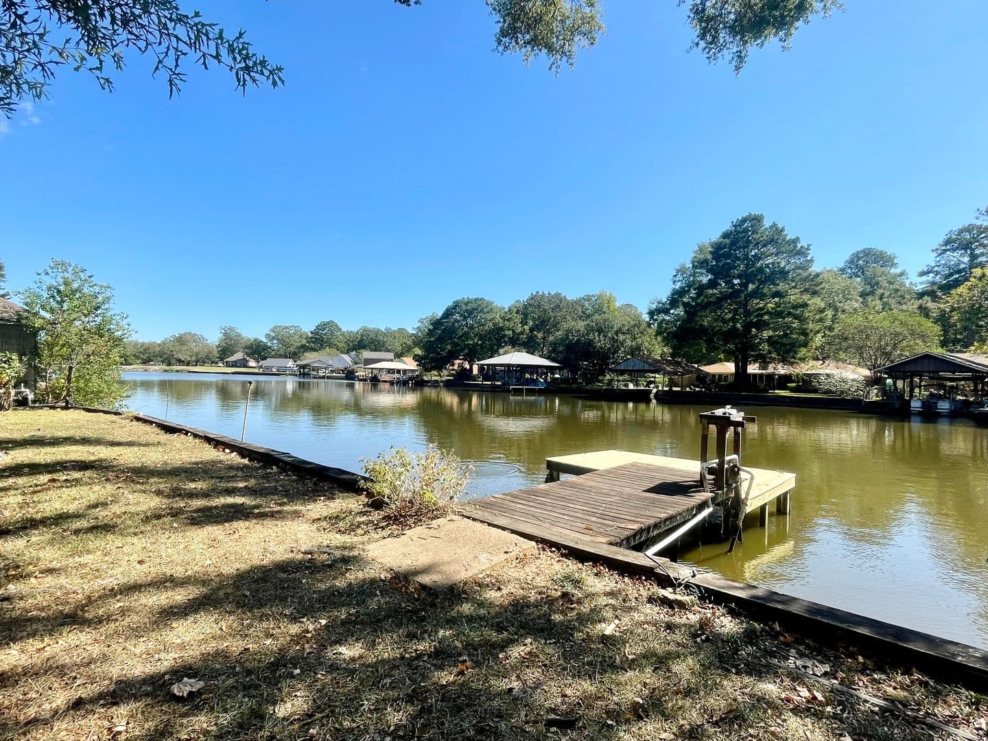 Brandon House: 208 Bay Park Dr