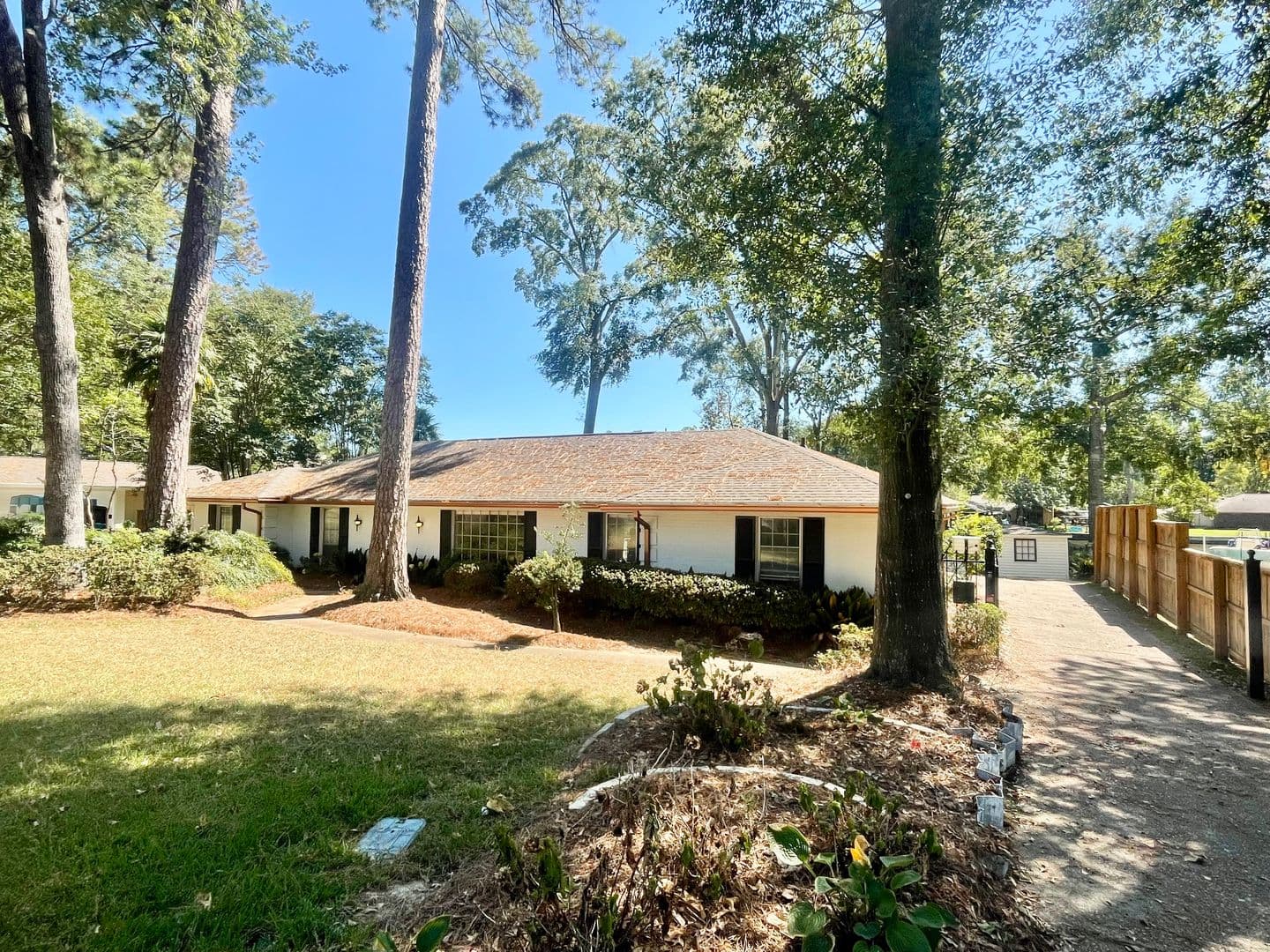 Brandon House: 208 Bay Park Dr