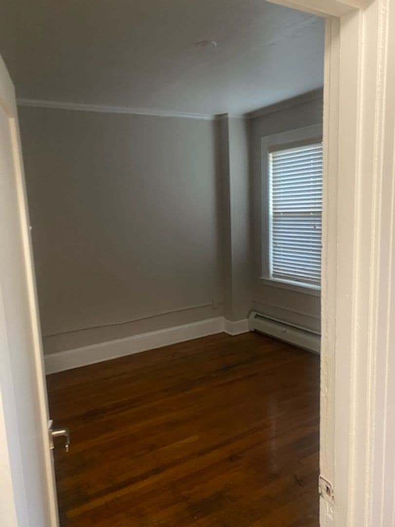 Hartford Apartment: 16 Evergreen Avenue