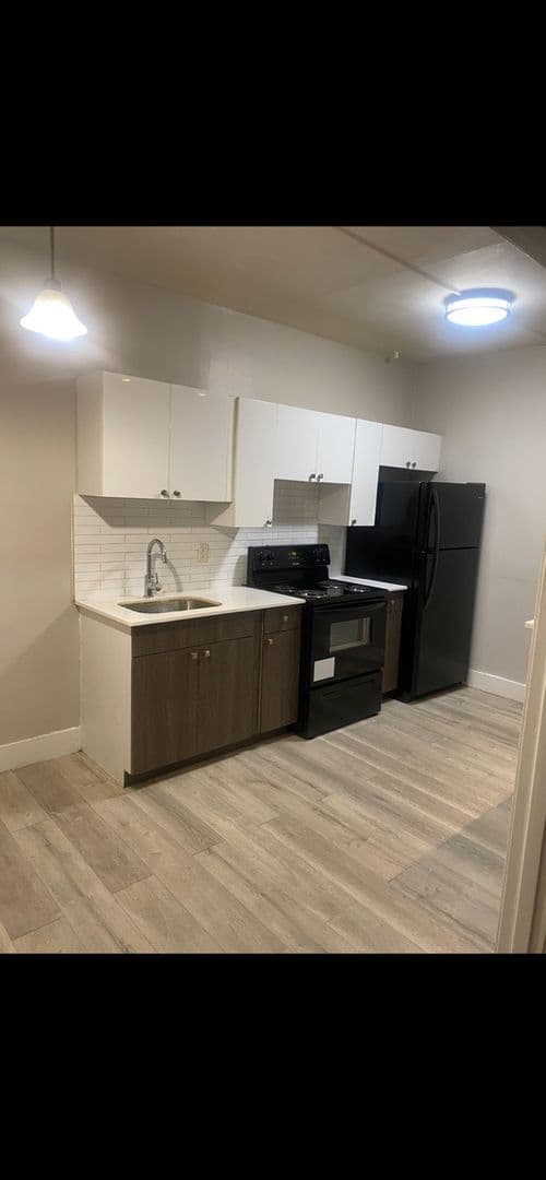 Hartford Apartment: 16 Evergreen Avenue