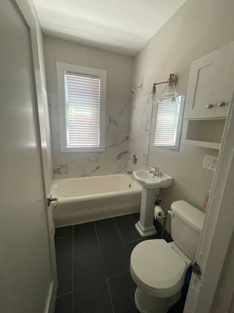 Hartford Apartment: 16 Evergreen Avenue