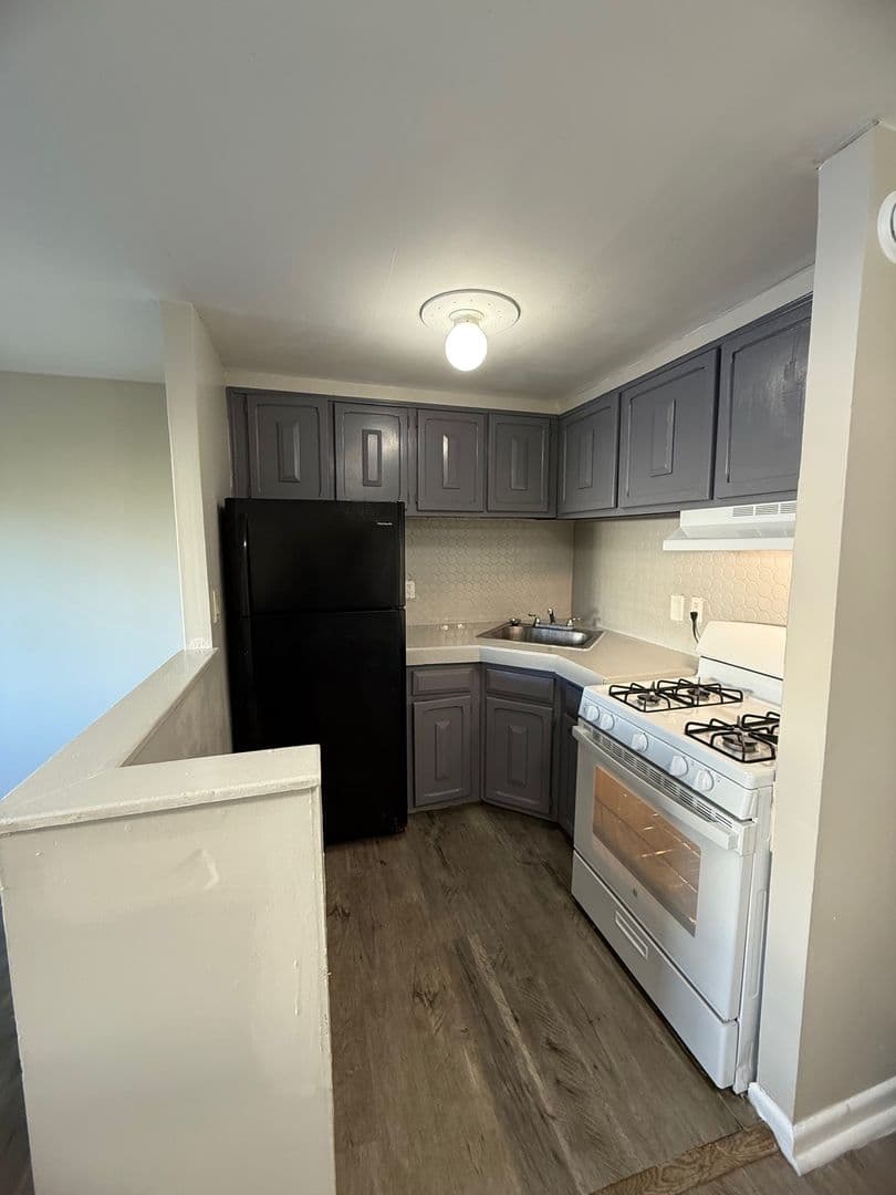 HARTFORD Apartment: 160 NEW BRITAIN AVENUE