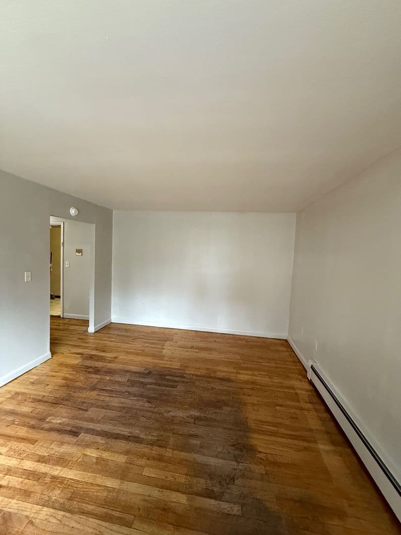 Hartford Apartment: 48 Evergreen Avenue