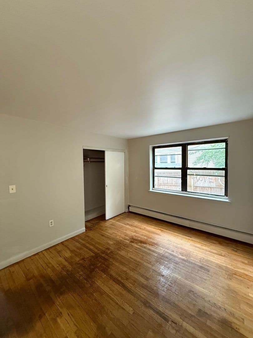 Hartford Apartment: 48 Evergreen Avenue