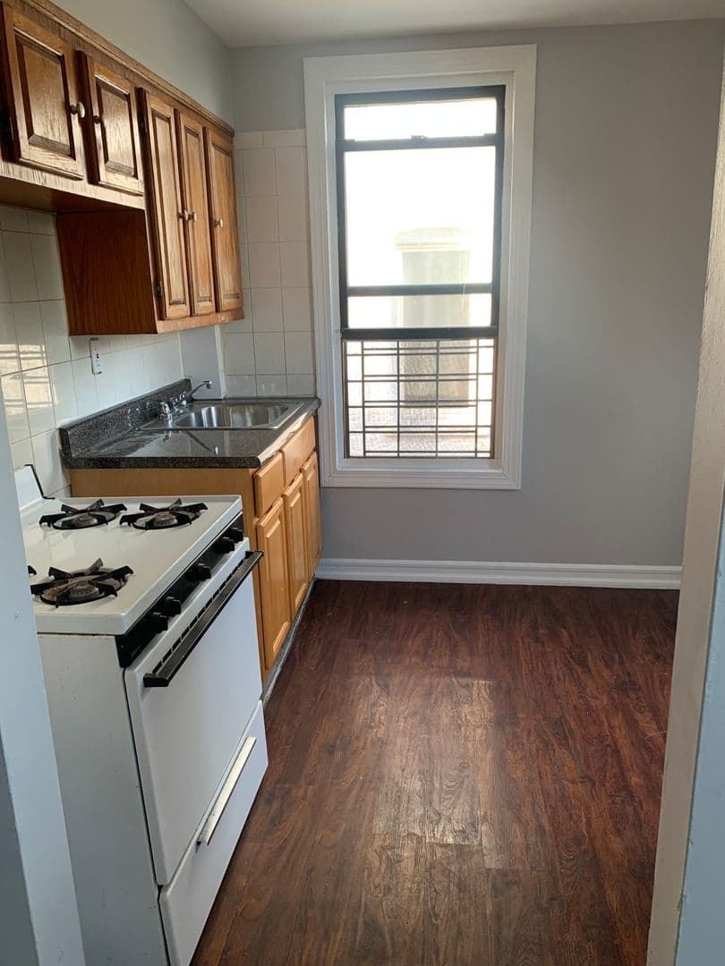 Yonkers Apartment: 280 Hawthorne Ave
