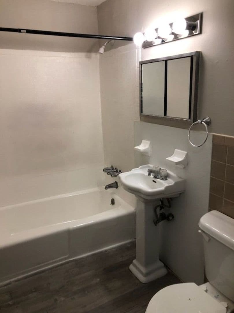 HARTFORD Apartment: 44 NEW BRITAIN AVENUE