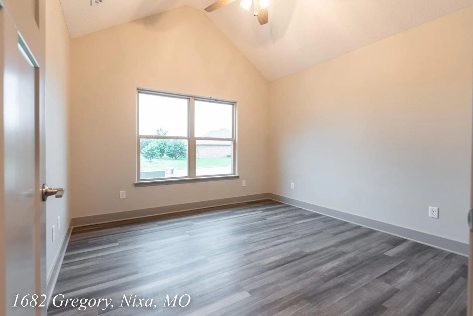 Nixa House: (NM) 1682 N Gregory Dr