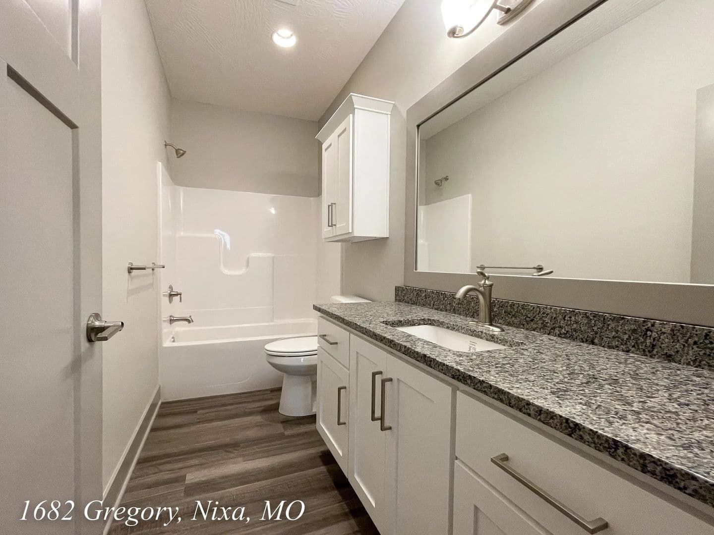Nixa House: (NM) 1682 N Gregory Dr