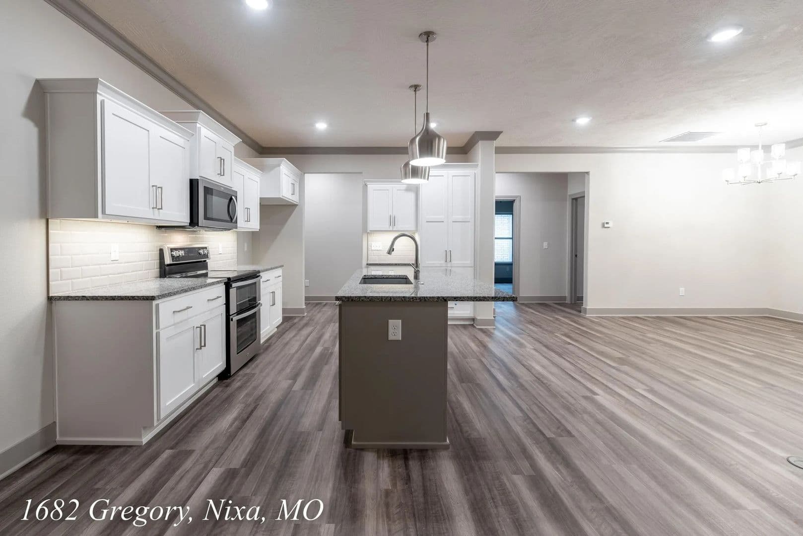 Nixa House: (NM) 1682 N Gregory Dr