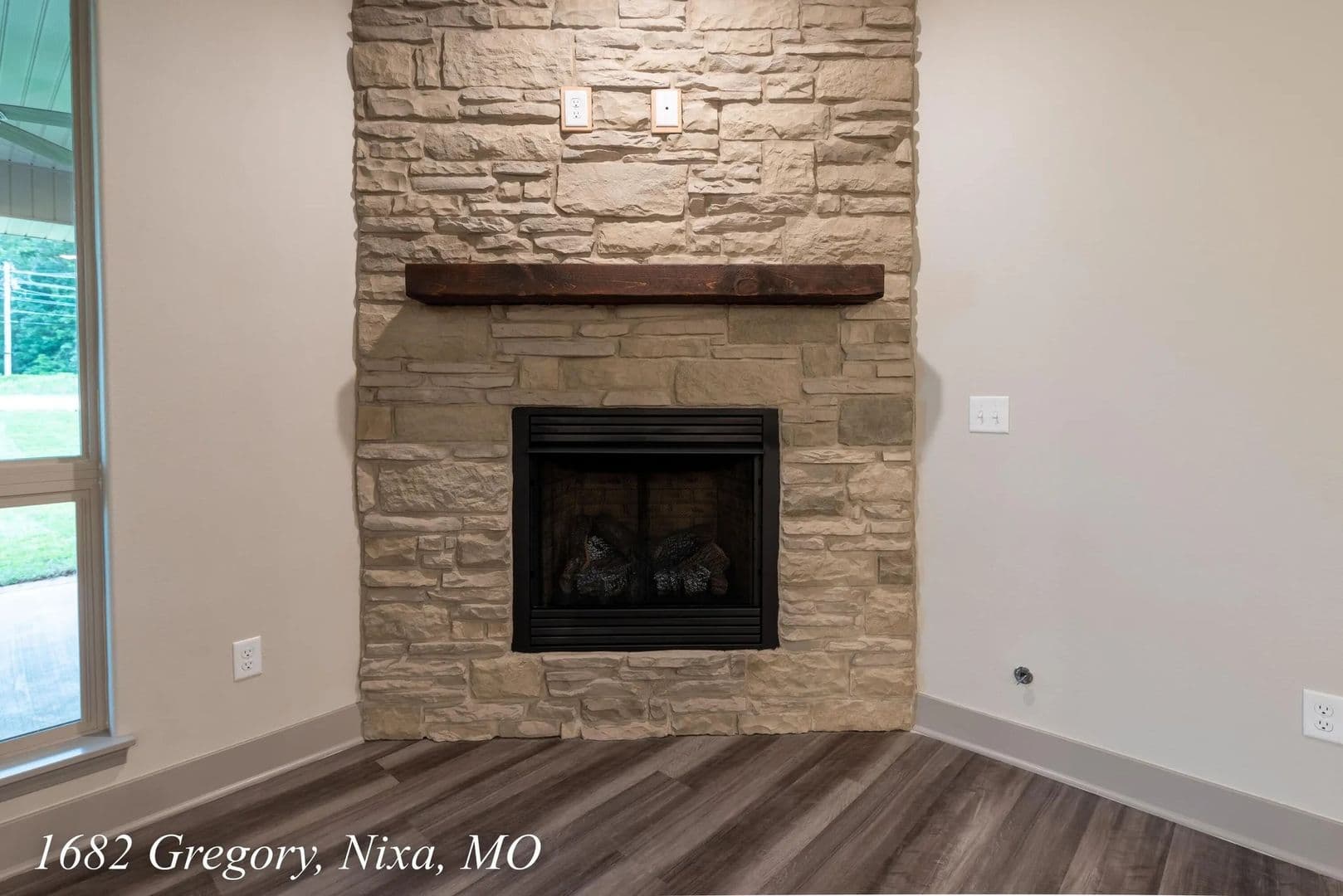 Nixa House: (NM) 1682 N Gregory Dr