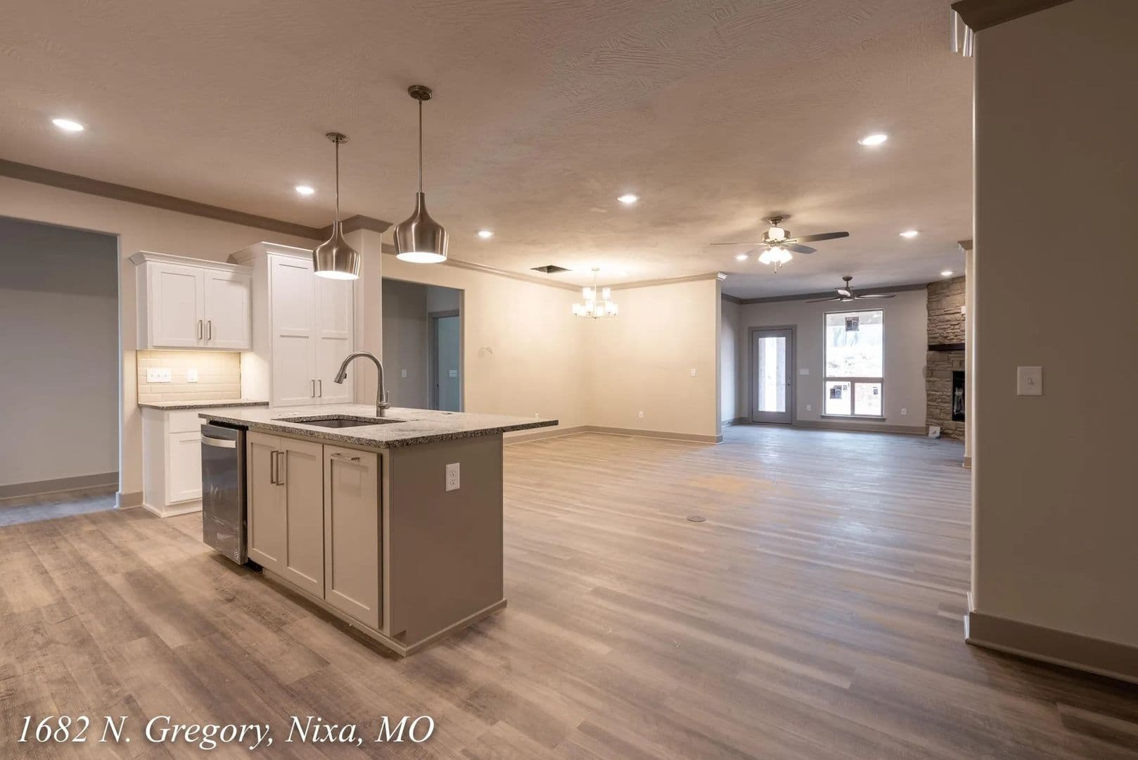 Nixa House: (NM) 1682 N Gregory Dr