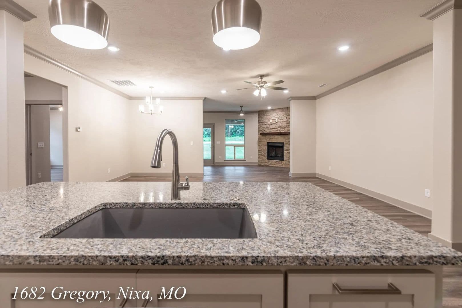Nixa House: (NM) 1682 N Gregory Dr
