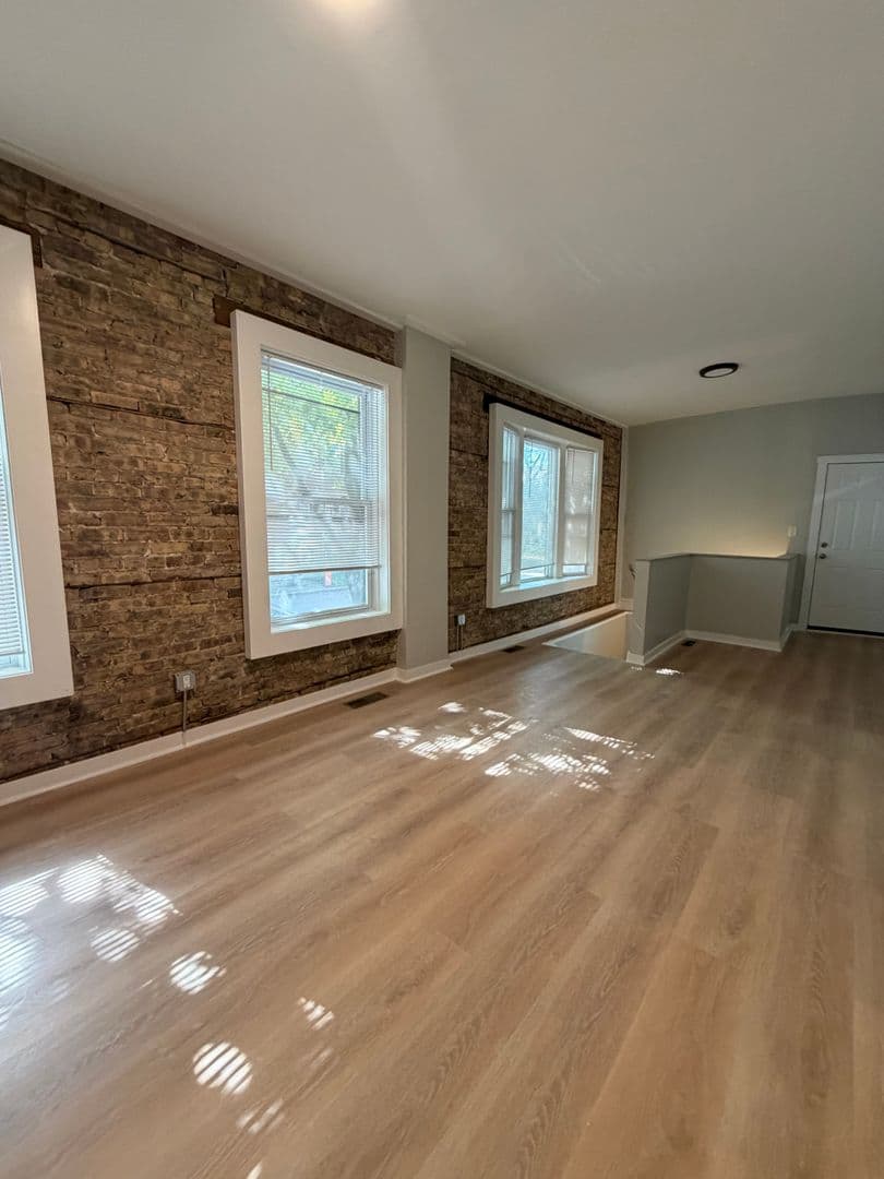 Chicago Apartment: 3018 W Schubert Ave - 3018 1R
