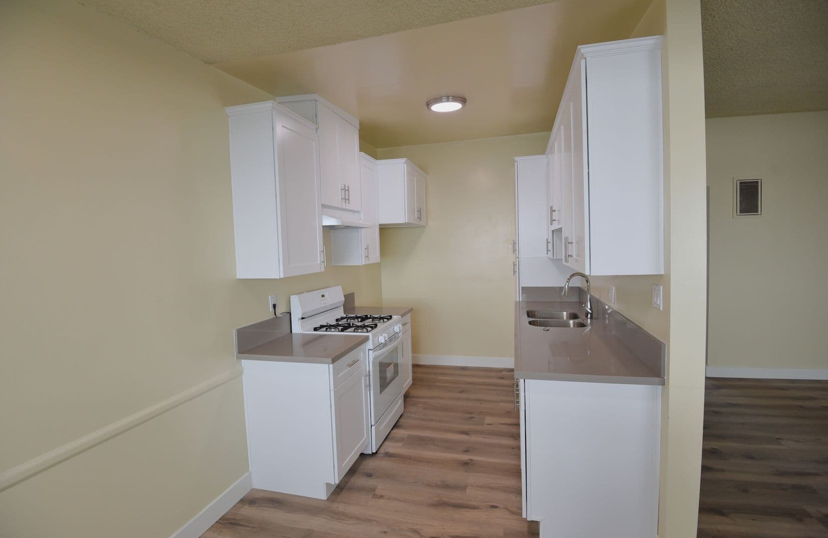 GLENDALE Apartment: 454 WEST ELK AVE.