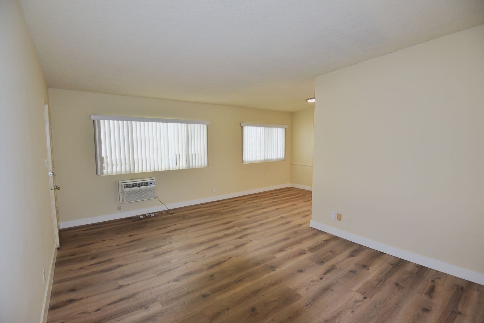 GLENDALE Apartment: 454 WEST ELK AVE.