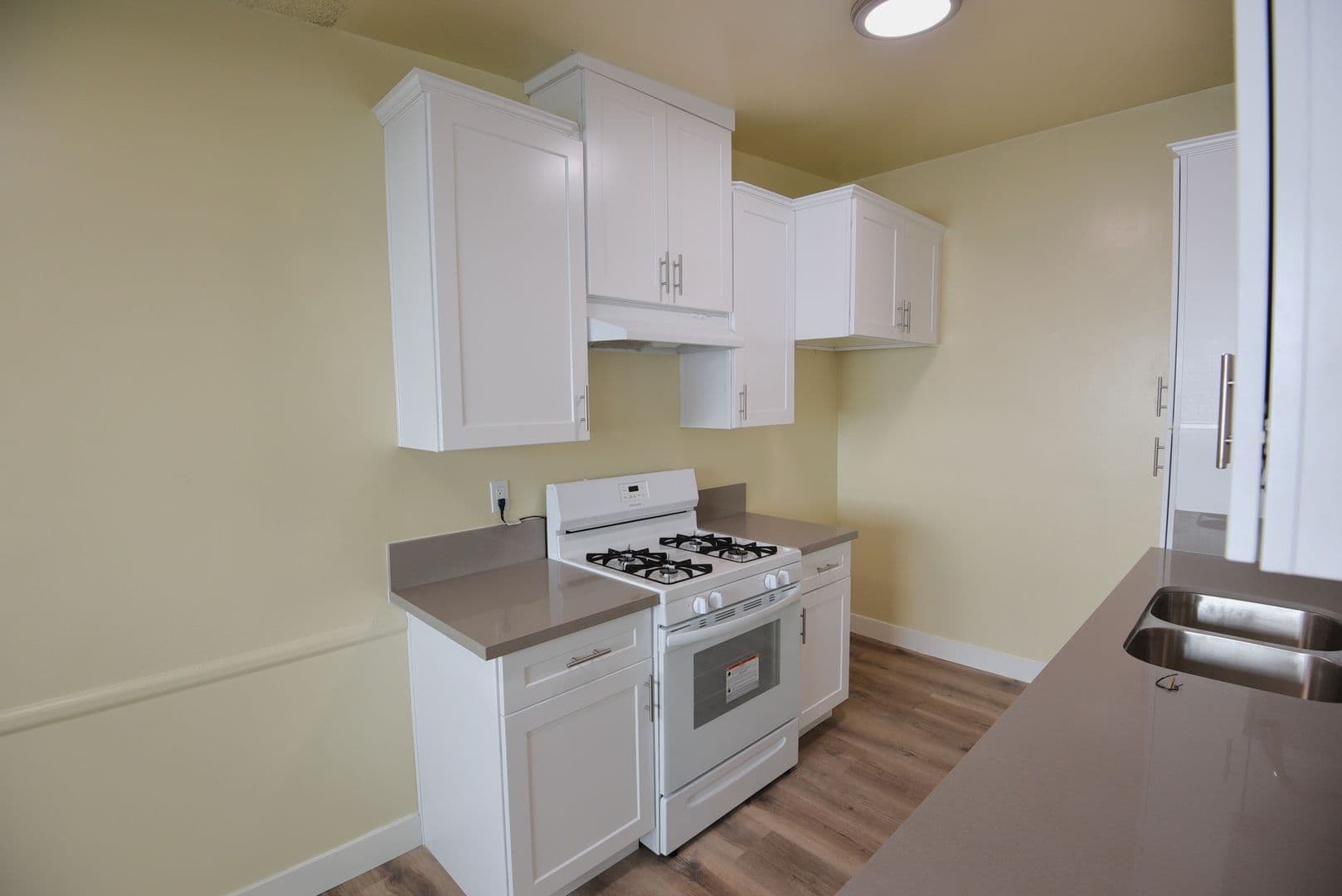 GLENDALE Apartment: 454 WEST ELK AVE.