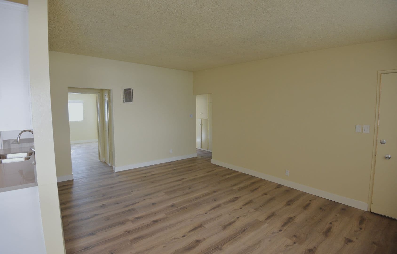 GLENDALE Apartment: 454 WEST ELK AVE.