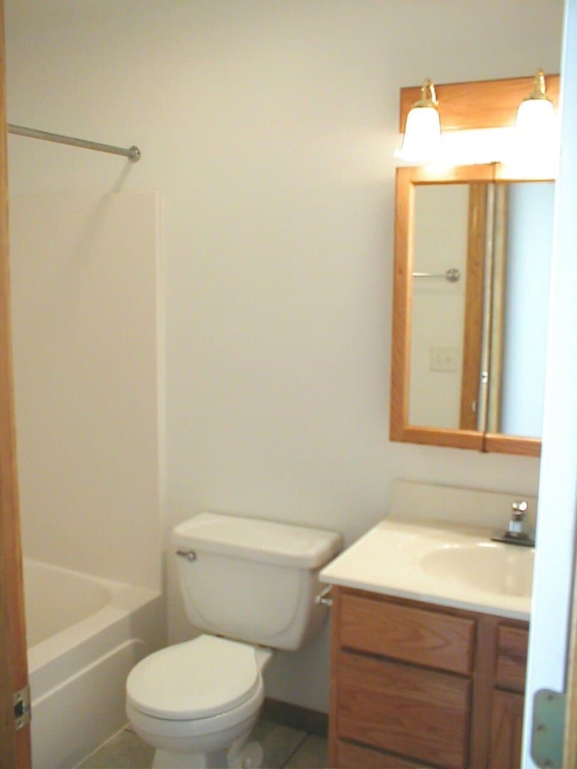Carbondale Apartment: 921-927 E. Grand Avenue