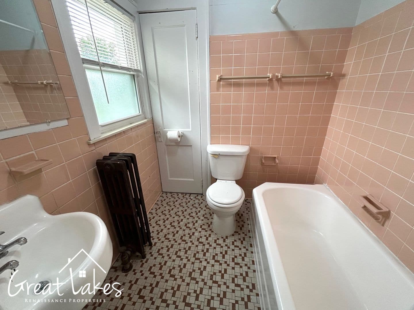 Roseville House: 19441 Eastland St