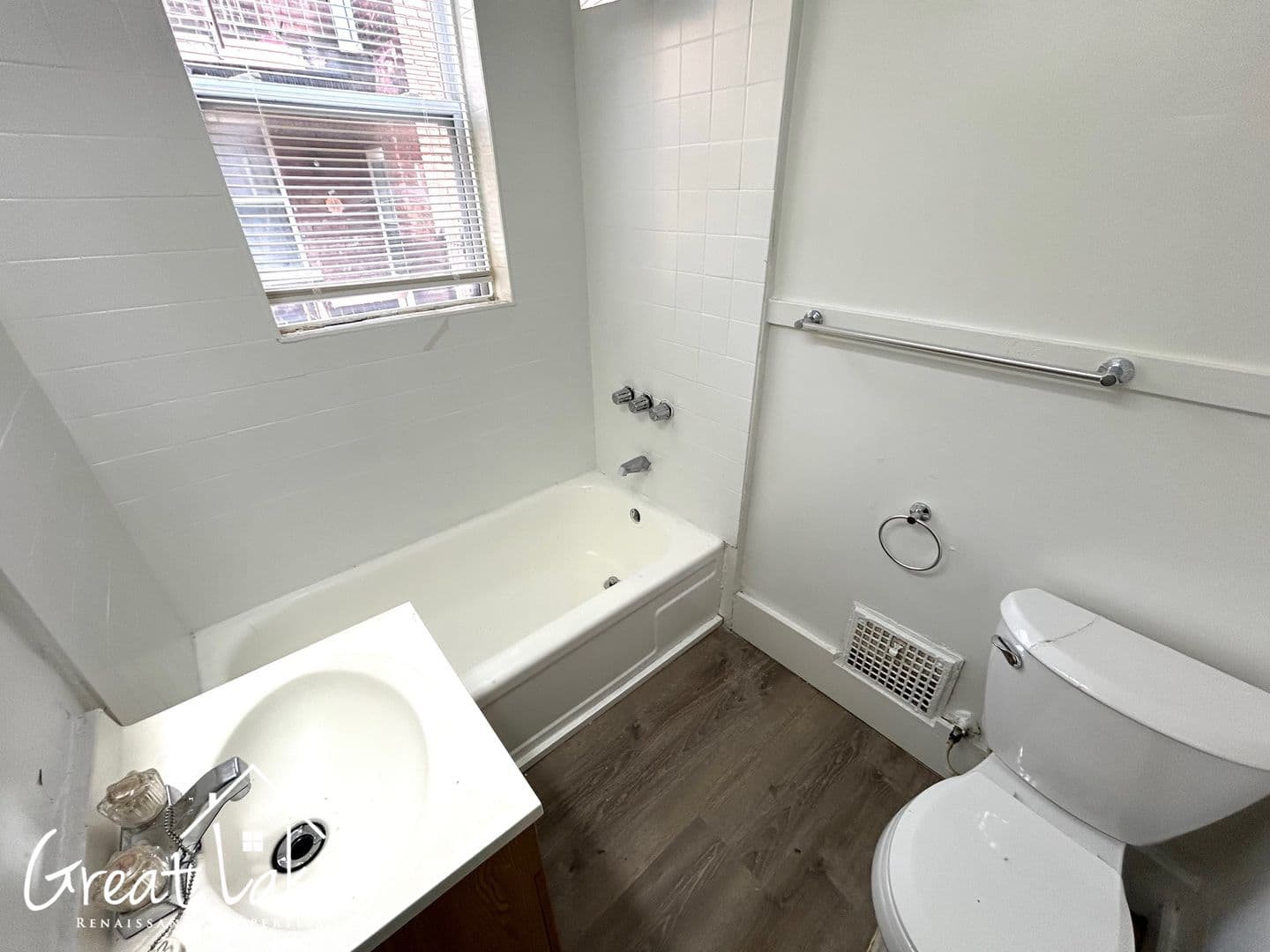 Detroit Apartment: 8133-8139 Senator St and 2030-2036 Mullane