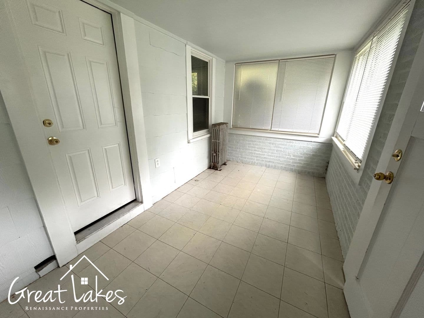 Roseville House: 19441 Eastland St