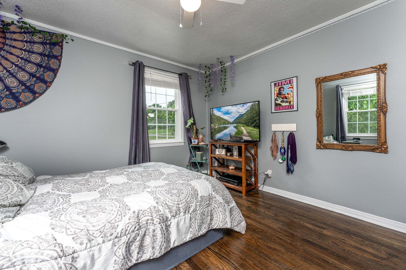 Columbia House: 206 River Heights Drive