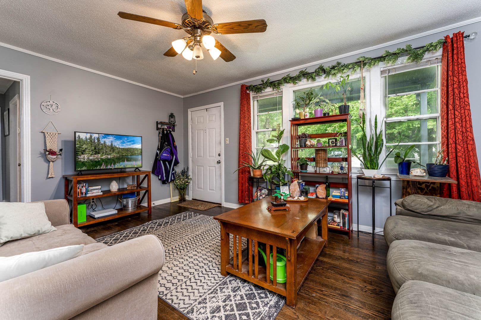 Columbia House: 206 River Heights Drive
