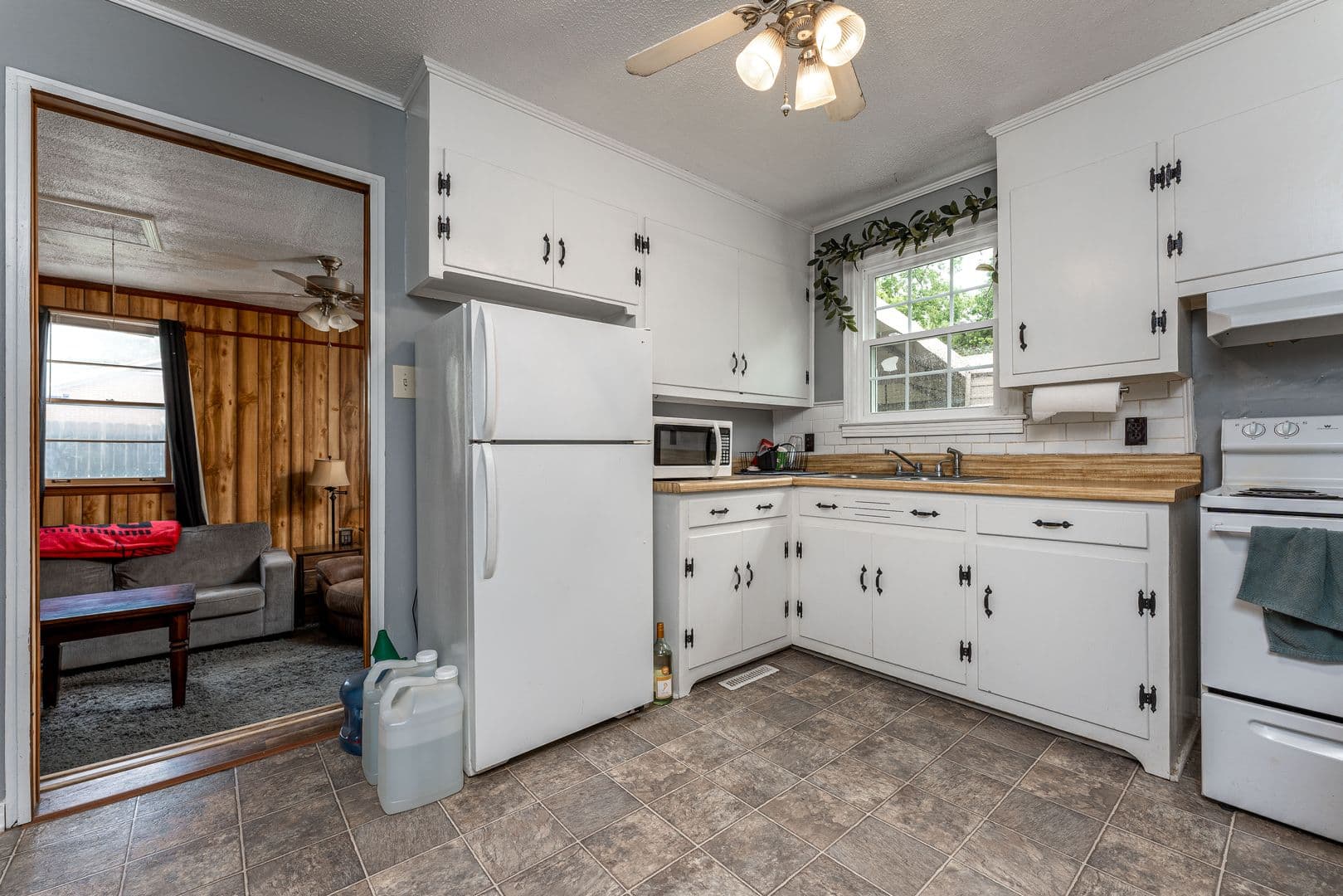 Columbia House: 206 River Heights Drive