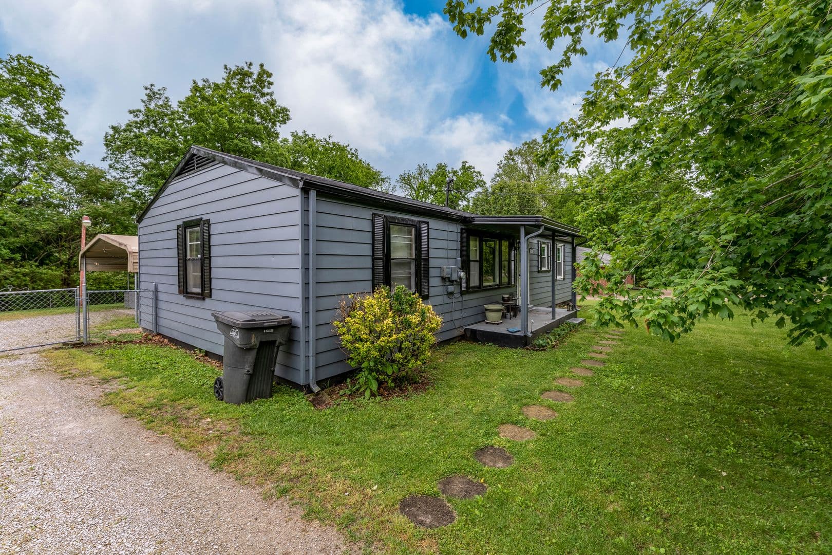 Columbia House: 206 River Heights Drive