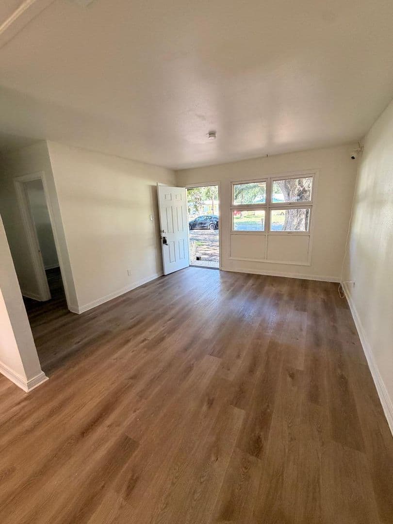 Mobile House: 6459 Barker Dr N