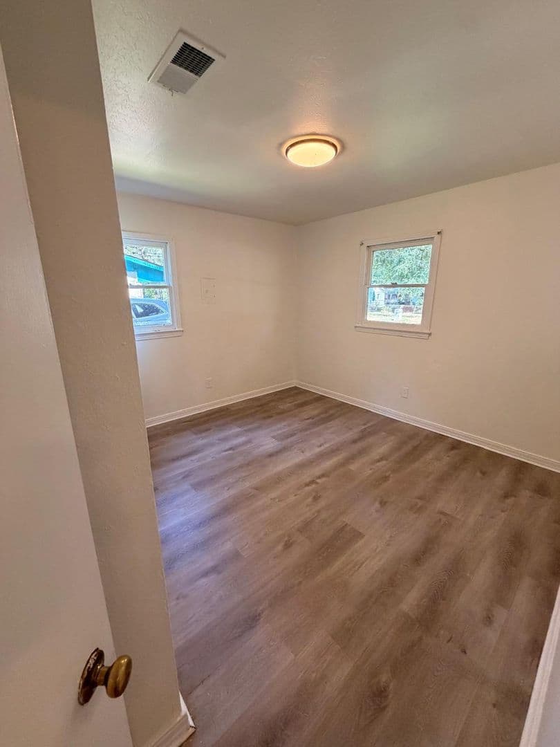 Mobile House: 6459 Barker Dr N