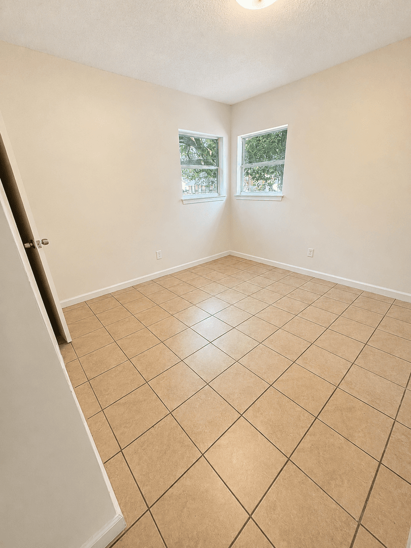 Mobile House: 6457 Barker Dr. N