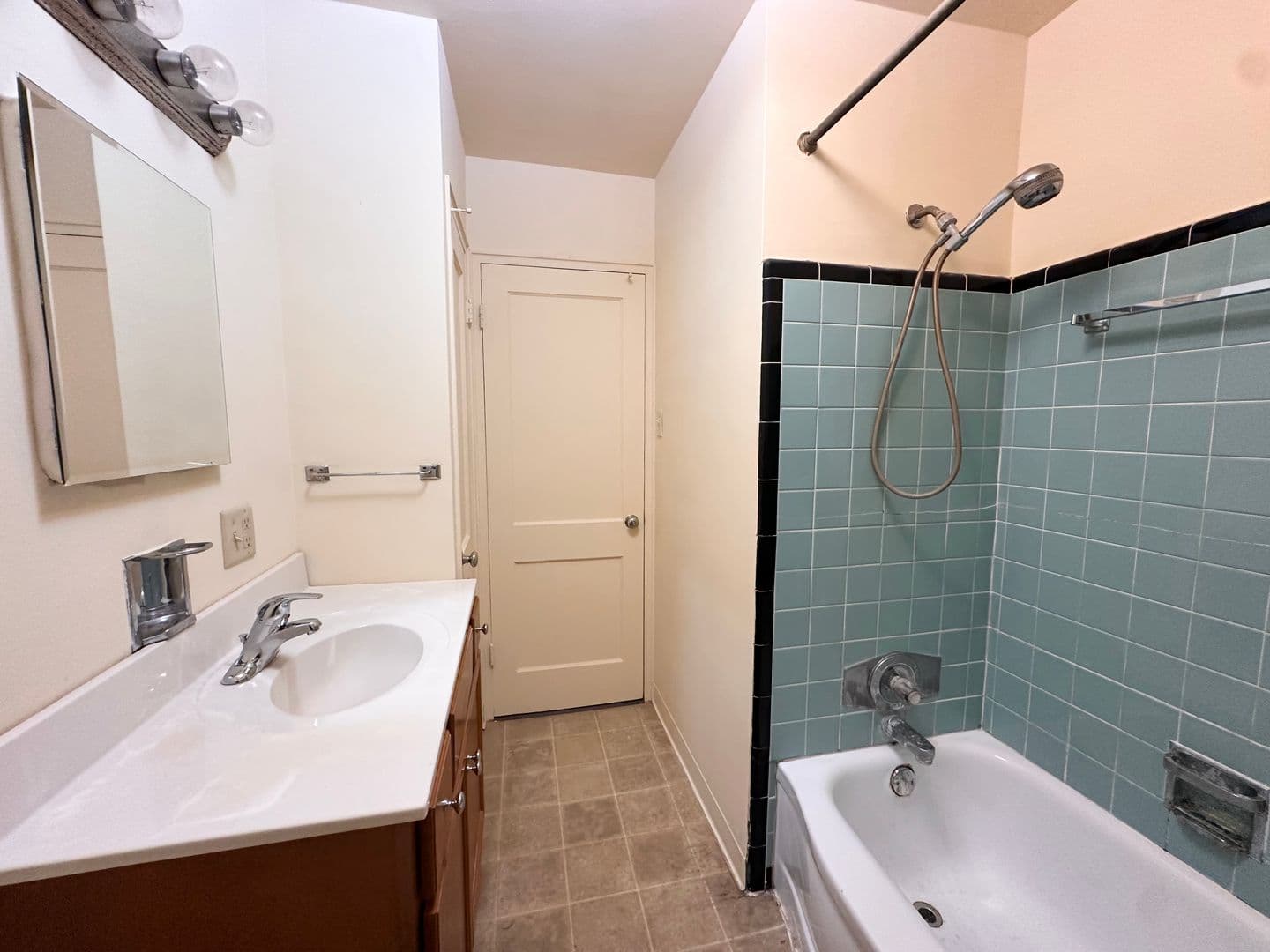 Hershey Apartment: 225-227 W Areba Ave