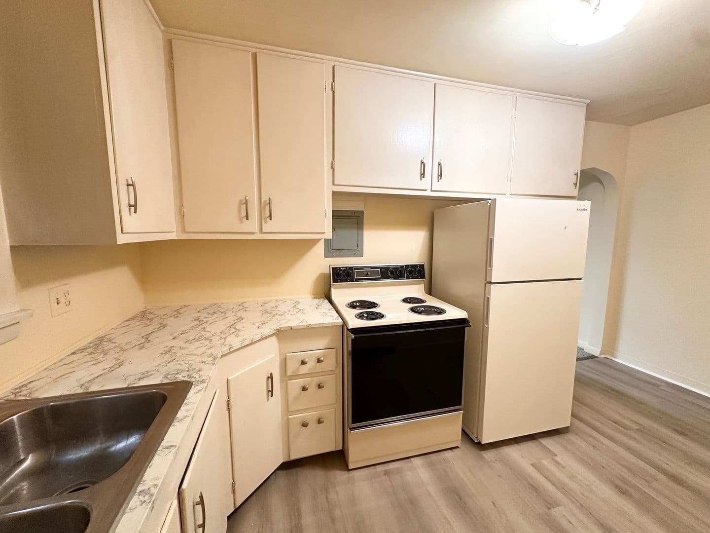 Hershey Apartment: 225-227 W Areba Ave