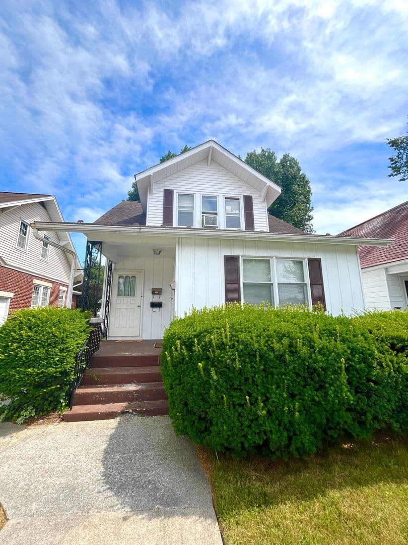 Hershey Apartment: 40 W Caracas Ave