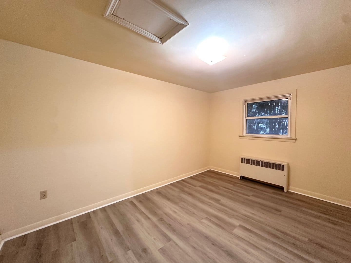 Hershey Apartment: 225-227 W Areba Ave