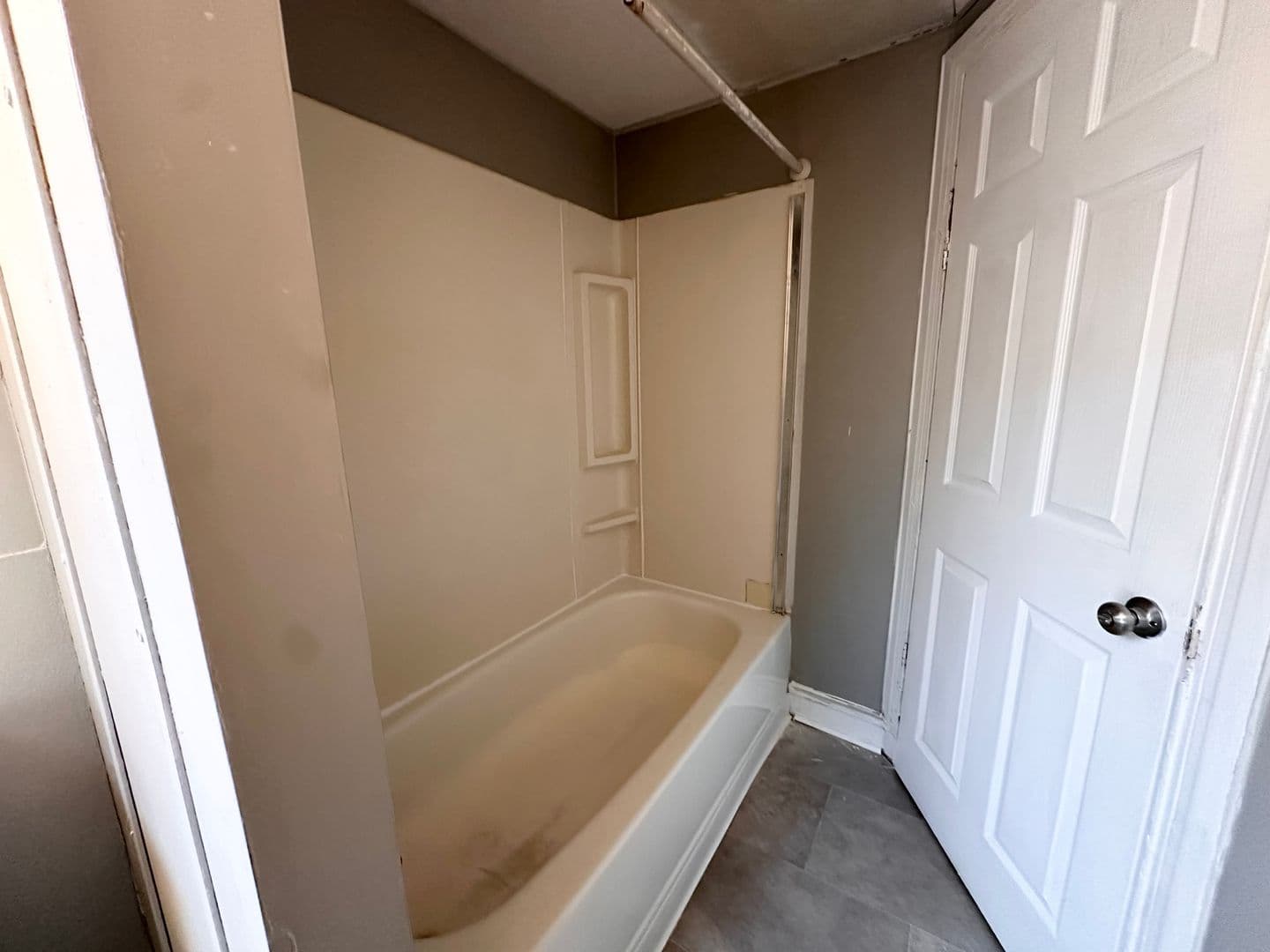 York Apartment: 627 N Hartley Street