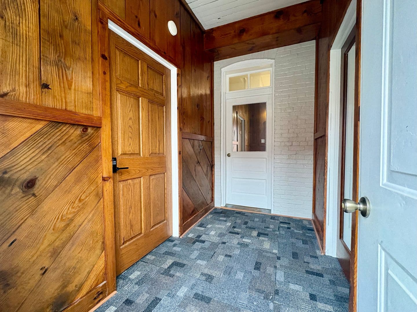 York Apartment: 1366 W Market St