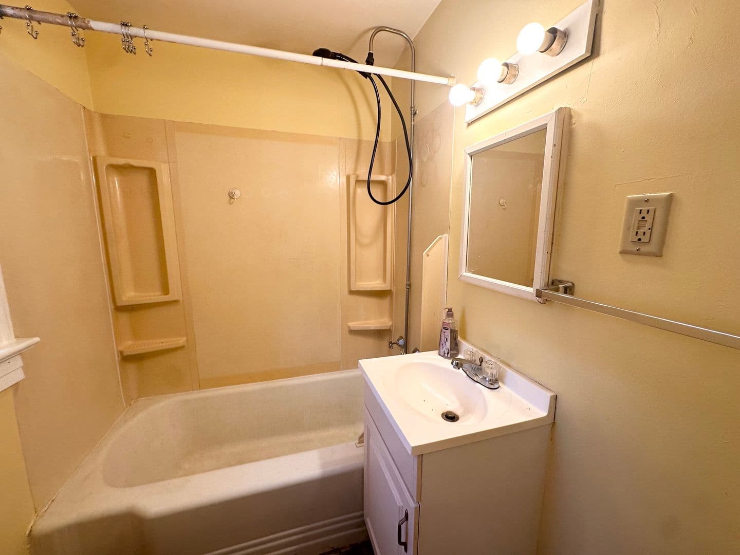 Lancaster Apartment: 222 E Clay St