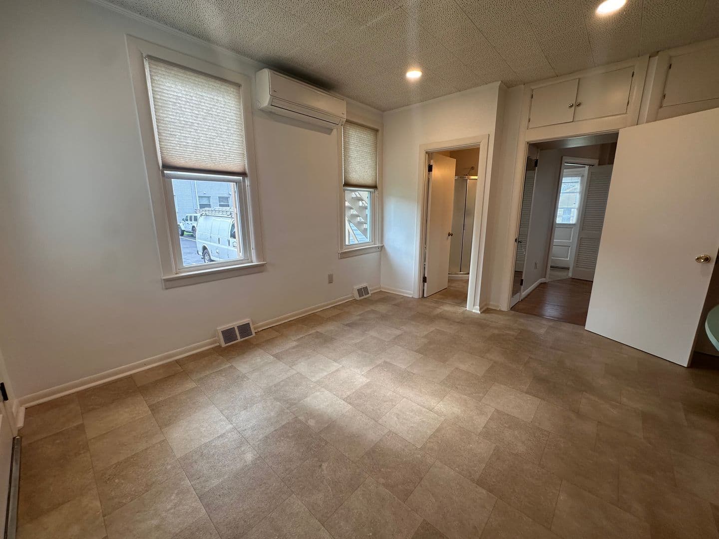 Cleona Apartment: 125 W Penn Ave